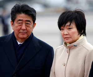 安倍支持率因丑闻跌至三成 民调近半数认为其应该辞职