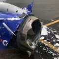 美国一客机发生引擎爆炸事故紧急迫降 致1死7伤