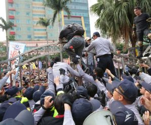 台退伍军人猛攻“立法院”抗议“年金改革” 有人手指被割断