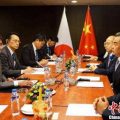 王毅同日本外相河野太郎举行会谈
