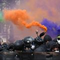 法国巴黎2万人5.1大游行 惊现打砸纵火暴力场面