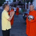 泰国统促会及爱心志愿者前往寺庙为普及游船事故遇难者祈福