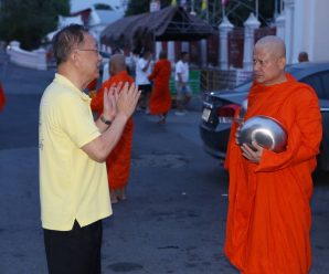 泰国统促会及爱心志愿者前往寺庙为普及游船事故遇难者祈福