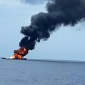 印尼海军一艘韩国造导弹艇起火烧了一天 最终沉没