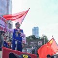 为了迎接国庆节，台统派高举五星红旗唱响“中国是我家”