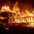 美国加州山火已致11人死 20万人紧急逃离”火海”