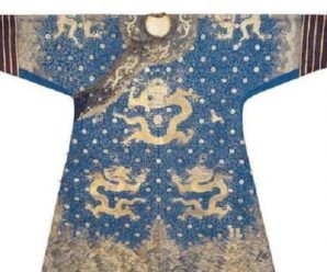 一件乾隆龙袍在英国被拍卖，成交价400多万元买家为中国人