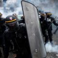 法国民众继续上街头抗议燃油价格上涨 警方动用催泪瓦斯