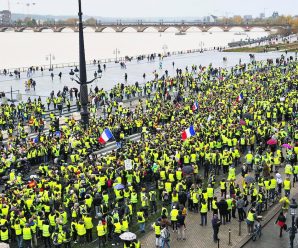 13万人加入“黄背心第四幕” 法外长喊话特朗普：远离法国