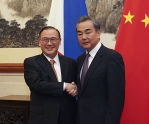 菲律宾外长洛钦盛赞中菲关系和中国发展