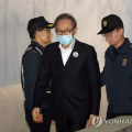 韩国前总统李明博涉贪被判15年 收押349天后获准保释