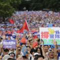 香港16万人冒雨上街“撑警察”：梁家辉、谭咏麟等艺人到场支持