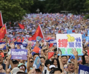 香港16万人冒雨上街“撑警察”：梁家辉、谭咏麟等艺人到场支持