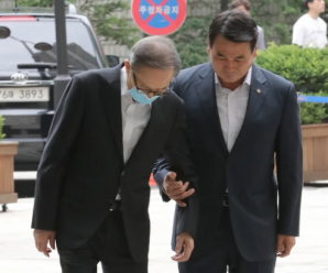 78岁李明博住了6天医院 出来第二天就跑法庭受审