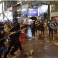 危急！港警被殴鸣枪示警却遭“记者”围骂 香港网友看不下去了