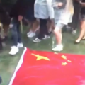 疯了！香港暴徒践踏国旗 擎美国旗 打伤15名警察