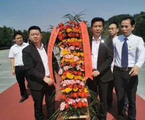 泰国统促会访问团访问湖南韶山 瞻仰毛主席铜像
