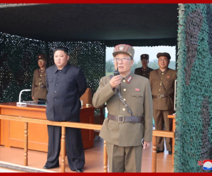 金正恩再次指导超大型火箭炮试射 现场曝光