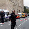 探访巴黎警察总部袭击事件现场：戒备森严 谜团待解