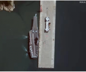 国产航母抵达海南军港：6万吨钢铁巨兽靠泊码头