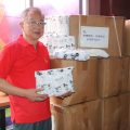 副秘书长张让源及企业家萧继龙向泰国统促会捐赠口罩20箱