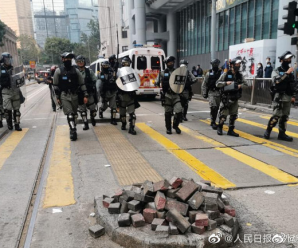 香港暴徒“野蛮”围殴警方“信使” 港媒批：暴行令人发指