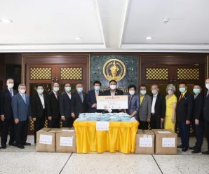 在泰华人华侨向曼谷市政府捐献口罩物资