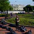特朗普应对疫情不力 民众提裹尸袋抗议要求追责