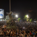 烧警车、闯议会、要求总统辞职 塞尔维亚宵禁引发十年最大规模抗议