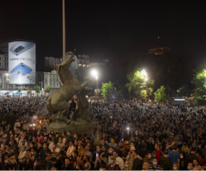 烧警车、闯议会、要求总统辞职 塞尔维亚宵禁引发十年最大规模抗议