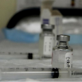 外媒评英美等争相签约保新冠疫苗优先供应
