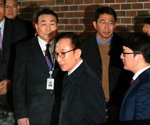 听到终审被判17年 李明博怒斥：韩国法治崩溃了！