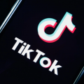 美商务部决定暂不执行TikTok禁令，外交部回应