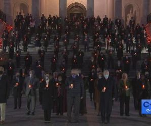 美国会议员为50万新冠死者举行烛光守夜活动