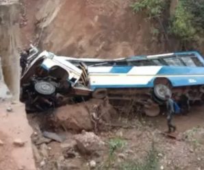 印度安全部队遭爆炸袭击：载40人大巴被炸飞