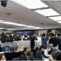 台湾疫苗今开打 台“立法院”也“开打”：蓝绿拍桌吵成一团