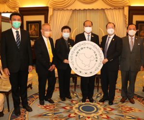 泰国统促会向泰国副总理兼内政部阿努蓬部长捐赠新冠抗疫物资