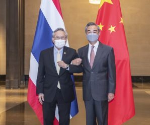 王毅会见泰国副总理兼外长敦