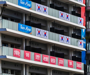 韩国奥运代表团驻地挂仿抗日名将李舜臣名言横幅
