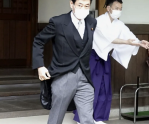 政治作秀！日本经济再生担当大臣今早靖国神社“拜鬼”