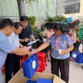 泰国统促会荣誉会长莫杰锋向大洲村老人致赠月饼与慰问金