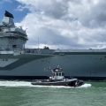 北约海军演习期间，英国最新航母与俄军老舰发生冲突？