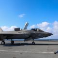 还没吸取教训？F-35坠海没过几天，英国航母又出动F-35训练