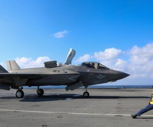 还没吸取教训？F-35坠海没过几天，英国航母又出动F-35训练