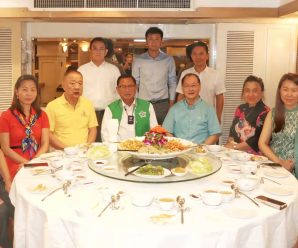 泰国上议院第二副议长素帕猜与泰华侨领聚餐
