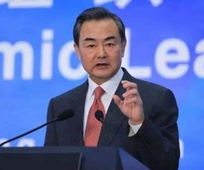 王毅：只要中俄肩并肩站在一起，国际秩序就乱不了