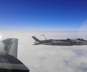 美军F-35近期在东海上空曾与中国歼-20近距离相遇，国防部回应