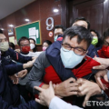 台立法机构今审查“公务机要费”除罪案引争议 蓝绿爆冲突场面火爆