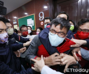 台立法机构今审查“公务机要费”除罪案引争议 蓝绿爆冲突场面火爆
