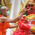 Wat Thongbon寺庙举行塔冥素万神像加持法会